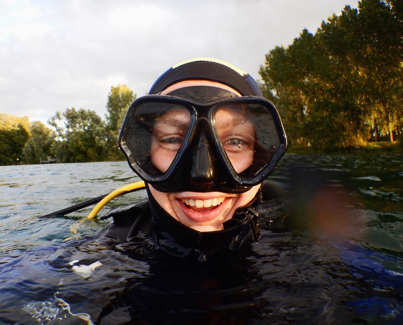 Duiker met masker aan het wateroppervlak
